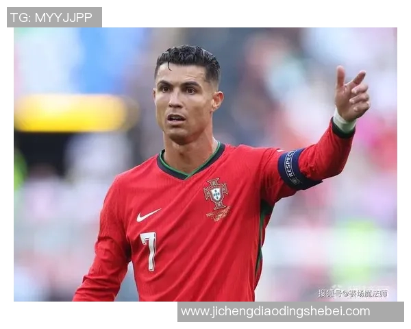 C罗在绿茵场上的风采与荣耀足球明星照展现传奇人生